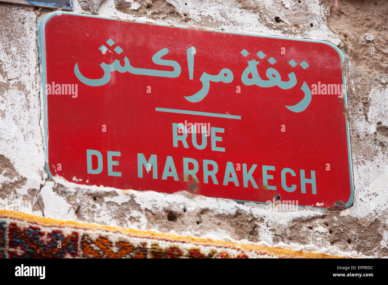 Red strada segno sulla parete, Essaouira, Marocco Foto Stock