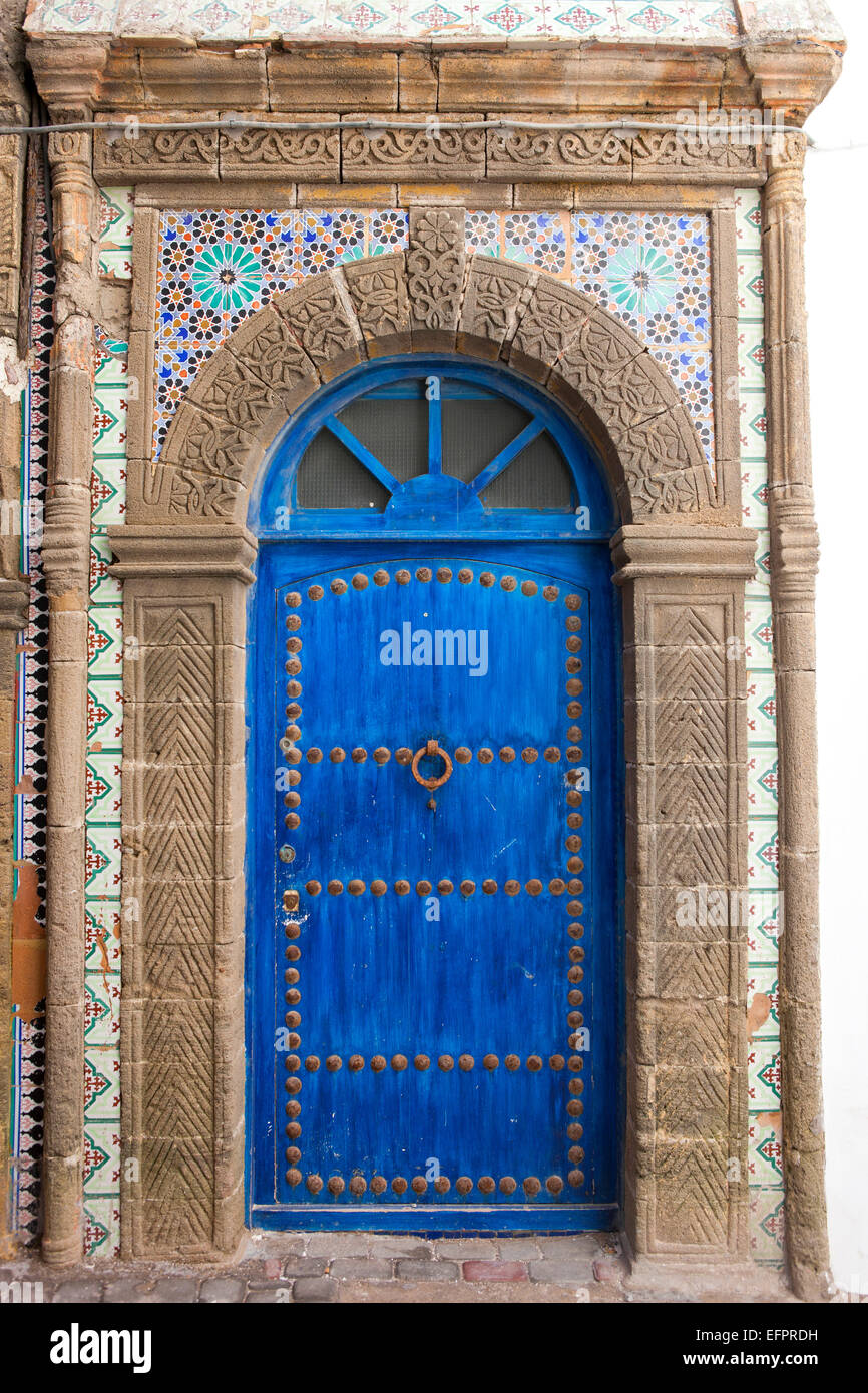 Blue porta con piastrelle di ceramica, Essaouira, Marocco Foto Stock