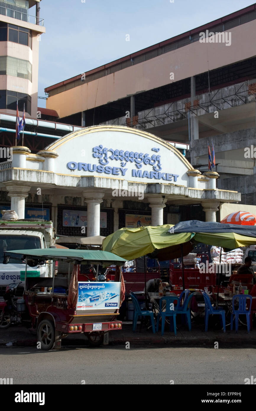 Mercato Orussey siede come un punto di riferimento su una strada di città in Phnom Penh Cambogia. Foto Stock