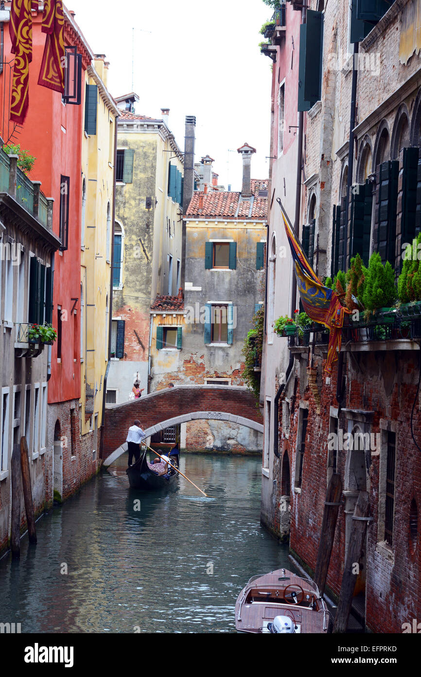 Gondole viaggiare fino ai canali di Venezia, Italia Foto Stock