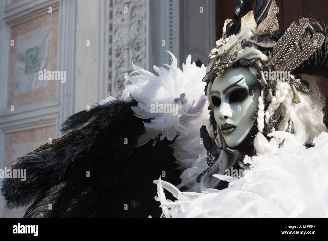 Venezia, Italia, il 9 febbraio 2015. Persone indossano maschere tradizionali e costumi per celebrare il 2015 Carnevale a Venezia. carnivalpix/Alamy Live News Foto Stock