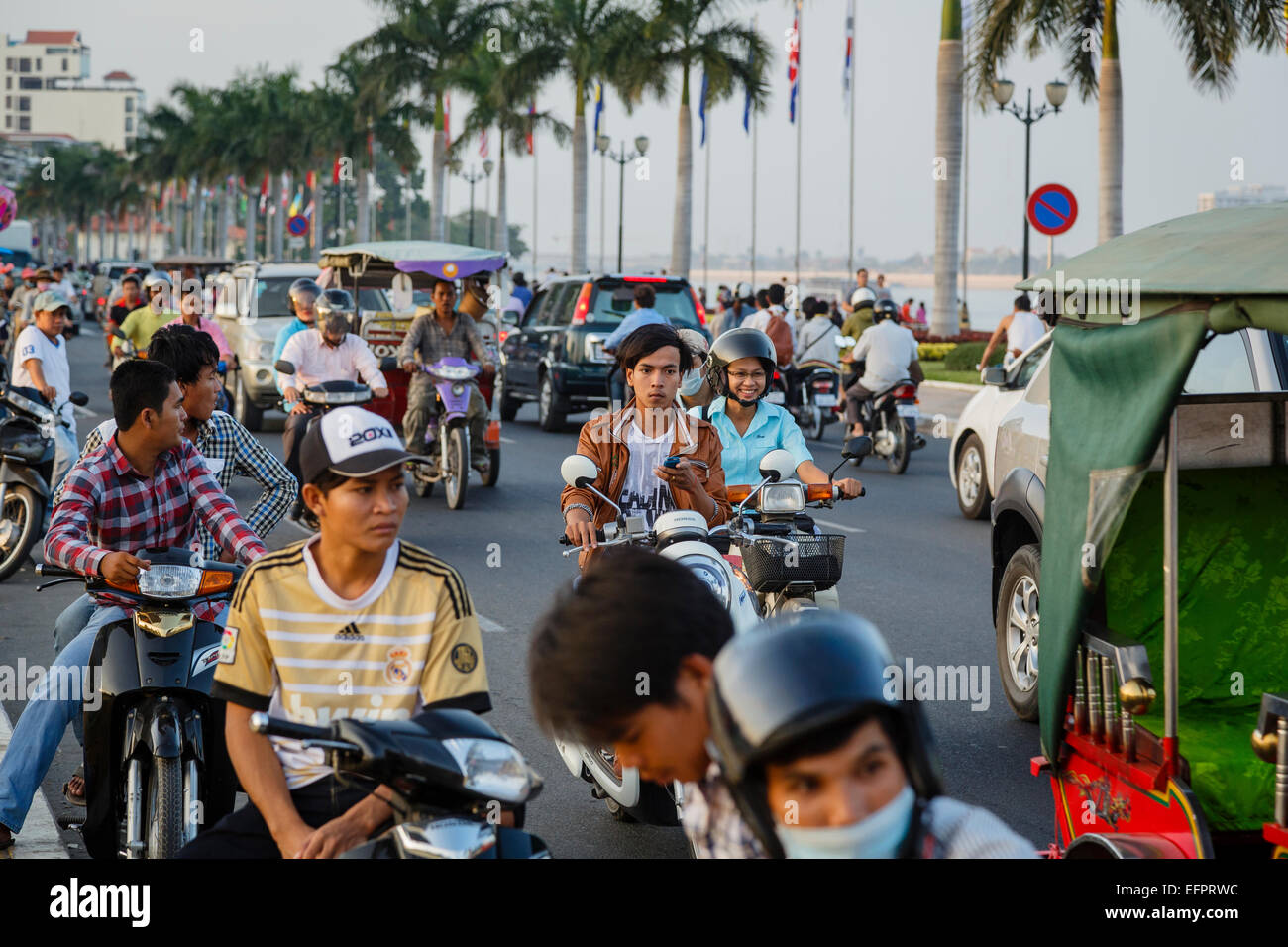 Traffico di persone e di veicoli mediante il Riverfront Promenade, Phnom Penh Cambogia. Foto Stock
