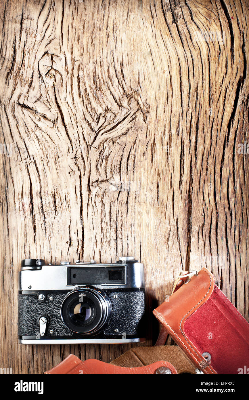 Telemetro vecchia fotocamera sul vecchio tavolo in legno. Foto Stock