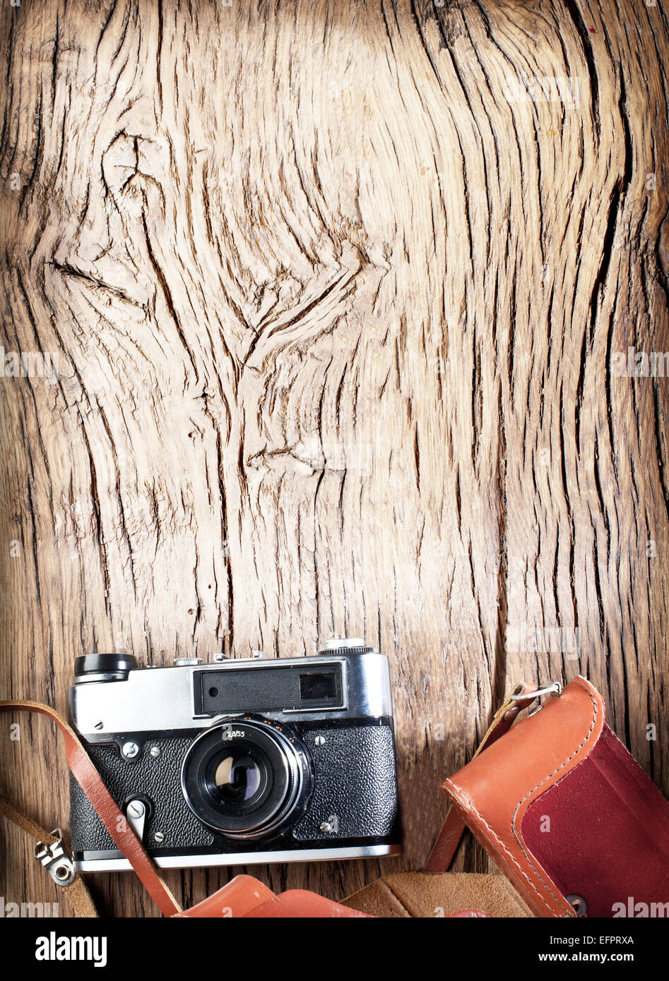 Telemetro vecchia fotocamera sul vecchio tavolo in legno. Foto Stock