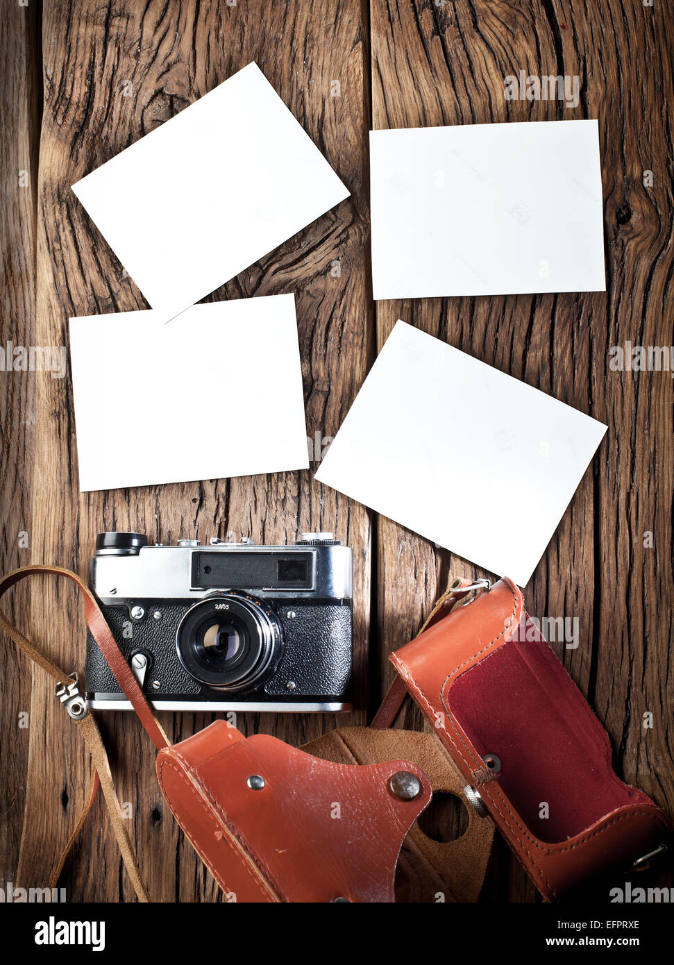 Telemetro vecchia fotocamera e foto in bianco e nero sul vecchio tavolo in legno. È possibile inset le vostre immagini qui. Foto Stock