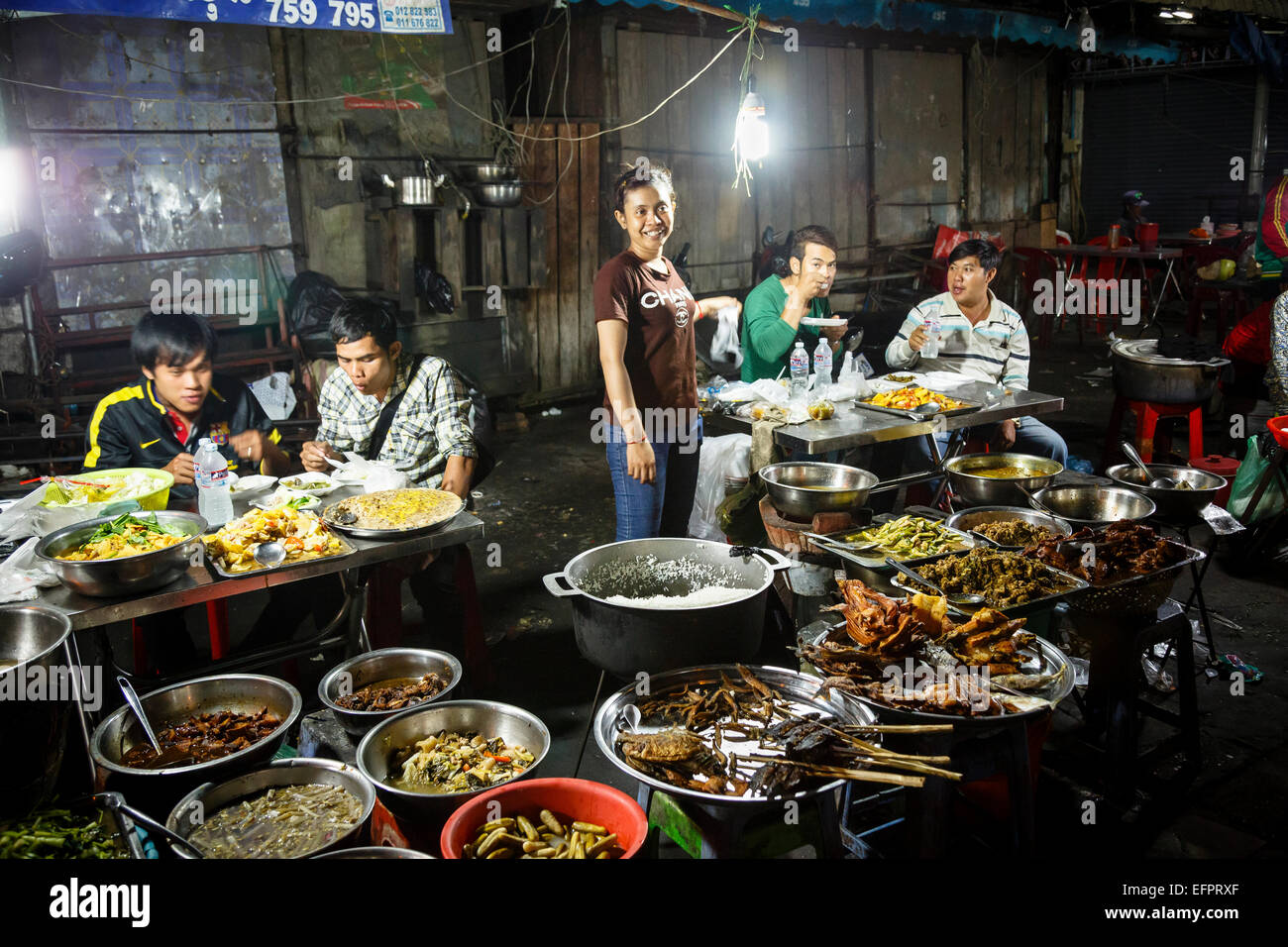 La gente seduta in un ristorante all'aperto, Phnom Penh Cambogia. Foto Stock