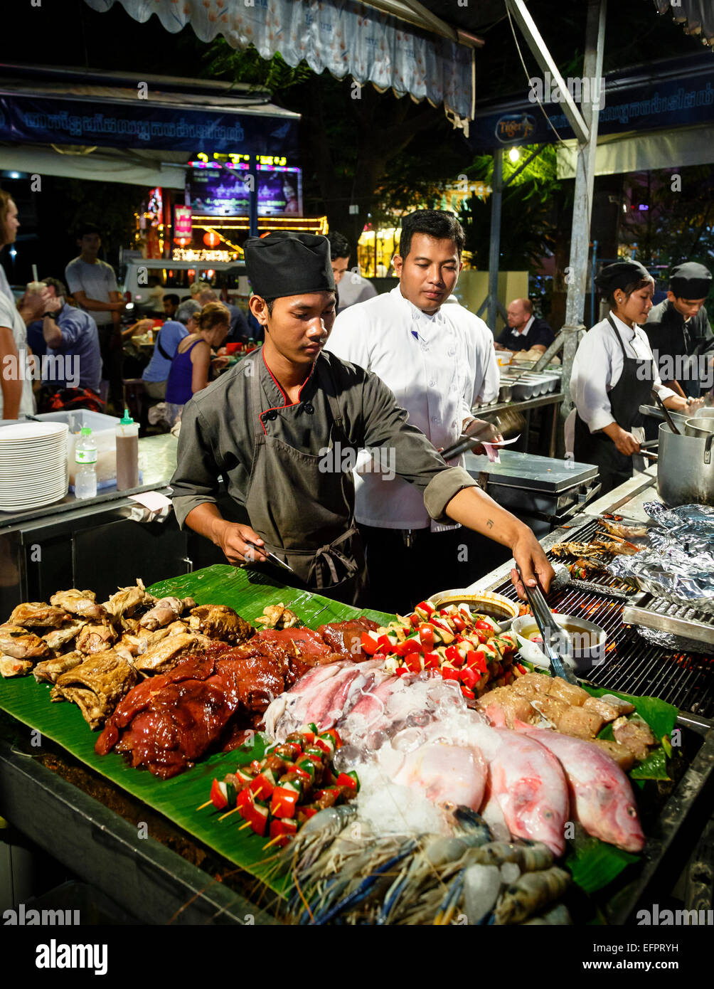 Stallo alimentare presso il pub Street, Siem Reap, Cambogia. Foto Stock