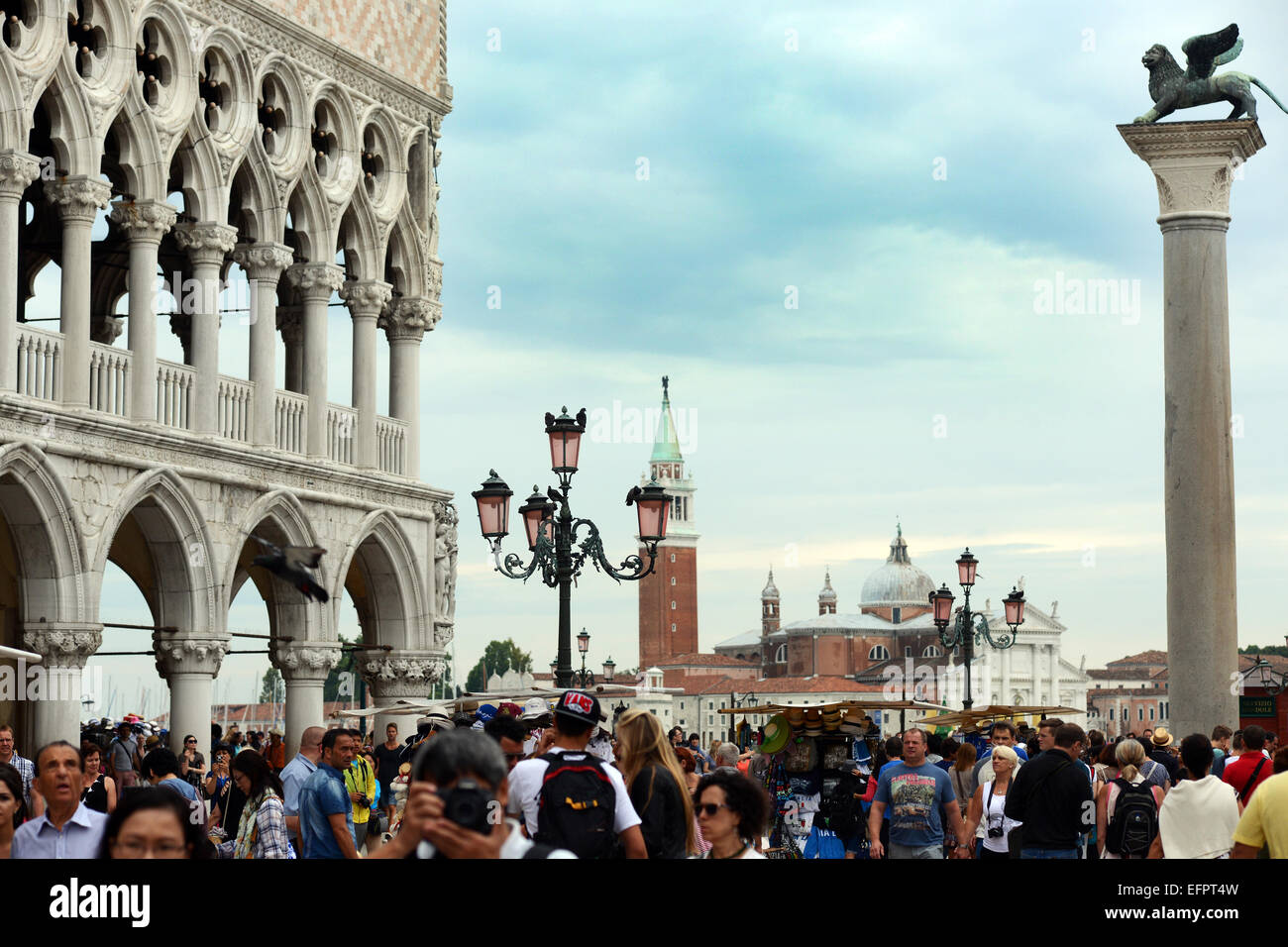 La folla riempire Piazza San Marco, Venezia, Italia in estate. Foto Stock