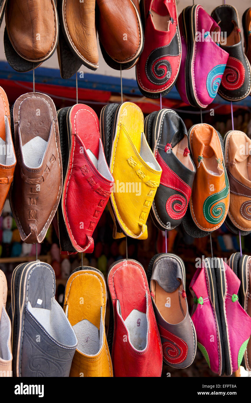 Righe colorate di pantofole in stallo del mercato, Essaouira, Marocco Foto Stock