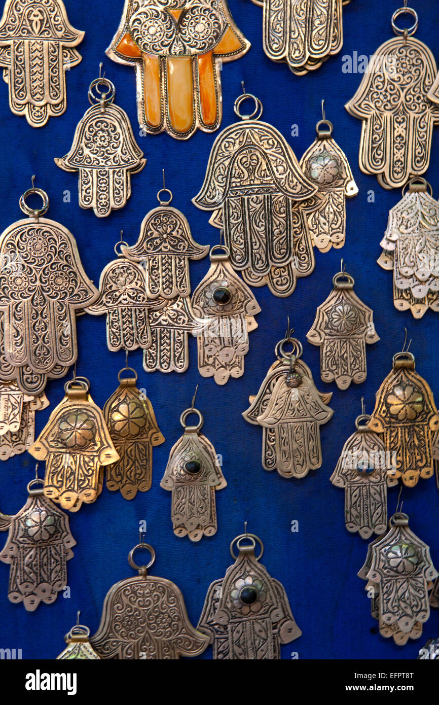 Mano di Fatima amuleti in stallo del mercato, Marrakech, Marocco Foto Stock