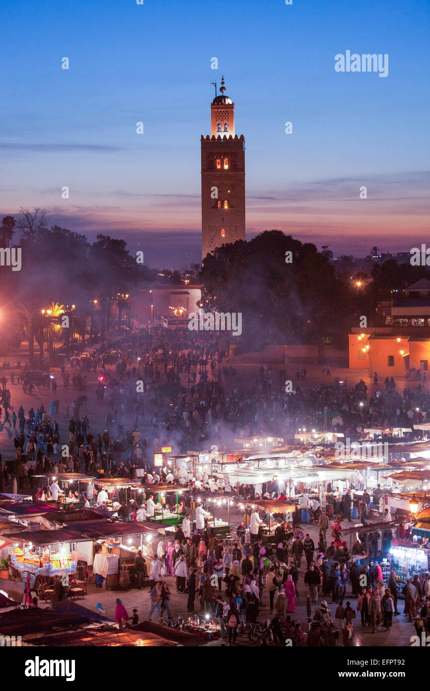 Affollato mercato al tramonto, Djemaa El Fnaa, Marrakech, Marocco Foto Stock