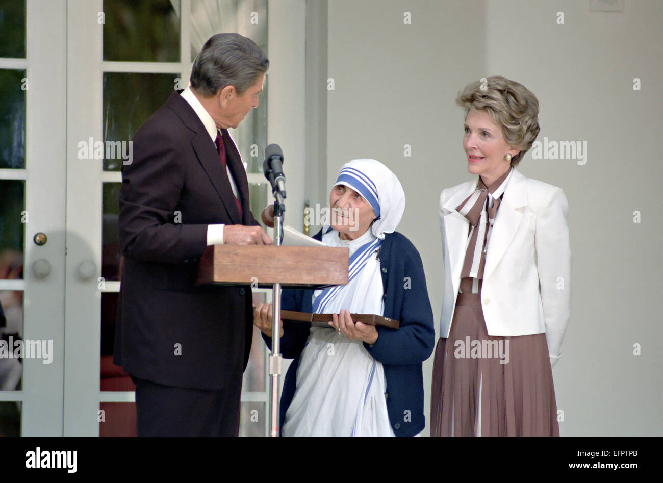 Il presidente statunitense Ronald Reagan presenta Madre Teresa con la medaglia di libertà come in primo luogo Signora Nancy Reagan guarda ad una cerimonia nuziale della Casa Bianca nel Giardino di Rose Giugno 20, 1985 a Washington, DC. Foto Stock