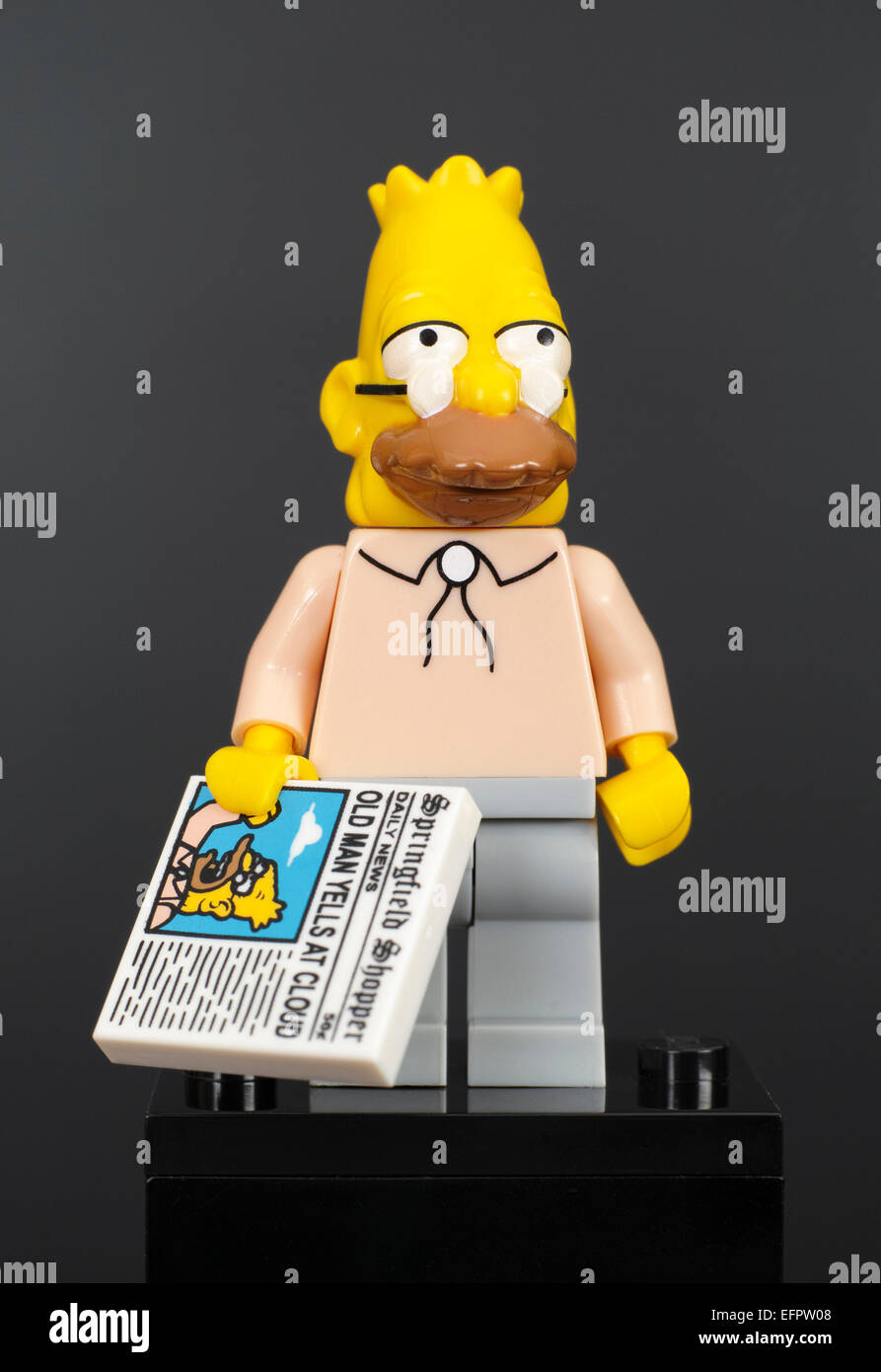 Lego Abramo Jay-Jedediah Abe Simpson minifigure con giornale su sfondo nero Foto Stock