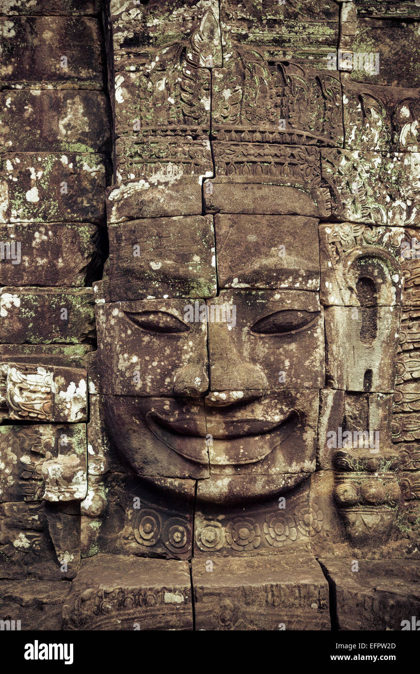 Faccia di Buddha scolpita nella pietra presso il tempio Bayon, Angkor Thom, Angkor, Cambogia. Foto Stock