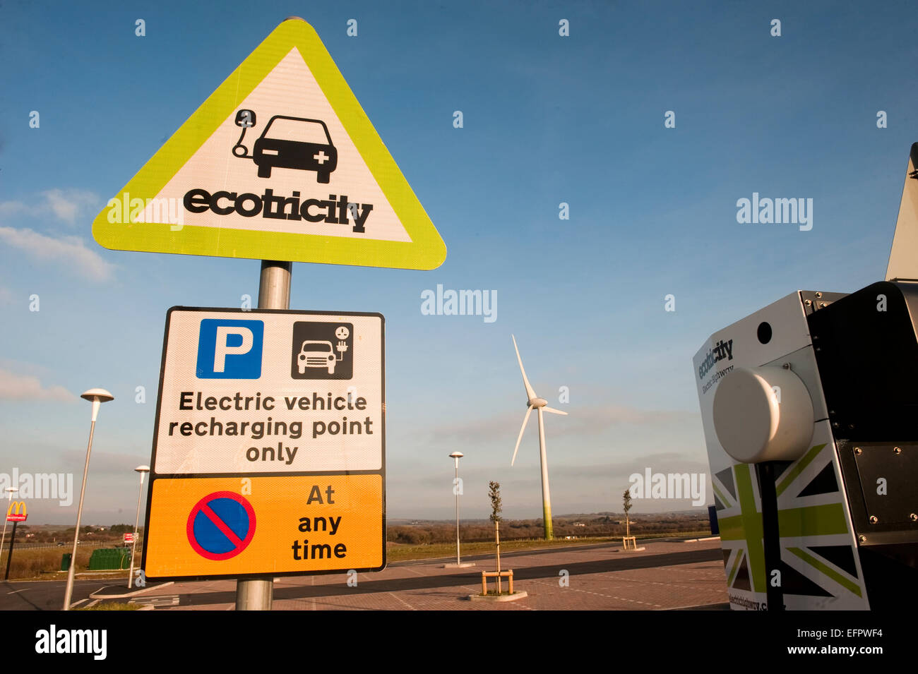 Il veicolo elettrico punto di ricarica segno sulla A30 servizi, Cornwall. Foto Stock