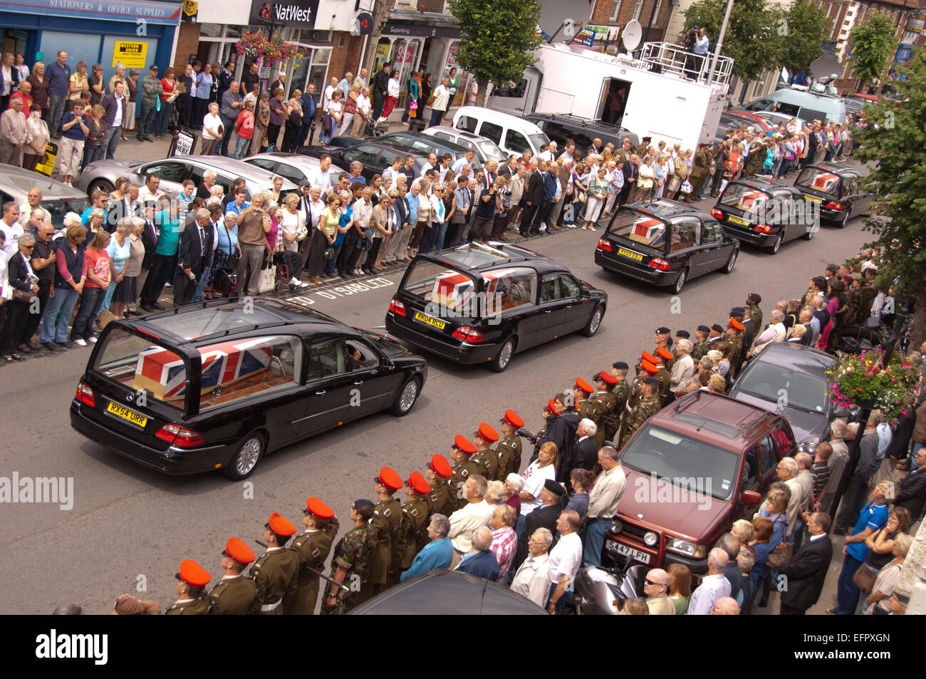 La processione di rimpatrio di cinque soldati morti attraverso Wootton Bassett (ora ribattezzato Royal Wootton Bassett).Un REGNO UNITO Lyneham Foto Stock