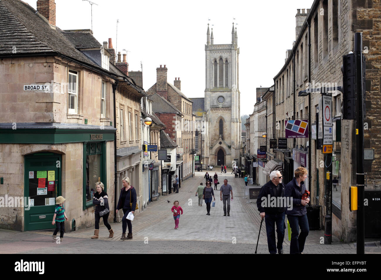 Guardando verso il basso Ferro-monger Street, Stamford, Lincolnshire. verso la chiesa di San Michele. Foto Stock