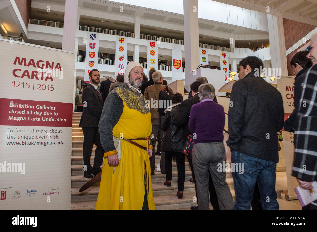 British Library Magna Charta unificazione. Celebrando l'ottocentesimo anniversario della Magna Carta contrassegnati dalla visualizzazione del 4 documenti originali insieme per la prima volta. Le copie sono da Salisbury, Lincoln cattedrali e la British Library. I visitatori hanno dato una cerata certificato sigillato memento con i loro nomi incisa a mano in 'Medieval' style. 1215 persone hanno partecipato alla giornata tracciata dal voto di 45000 da tutto il mondo. La Magna Charta è ancora visto come un enorme documento significativo che sancisca il diritto come sovrano e quindi proteggendo contro la tirannia dei governanti e mob regola. Questo evento di co Foto Stock