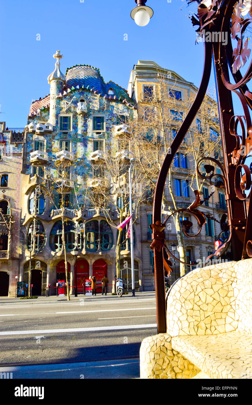 Casa Batllo progettato da Antoni Gaudí architetto. Passeig de Gracia, Barcellona, in Catalogna, Spagna Foto Stock