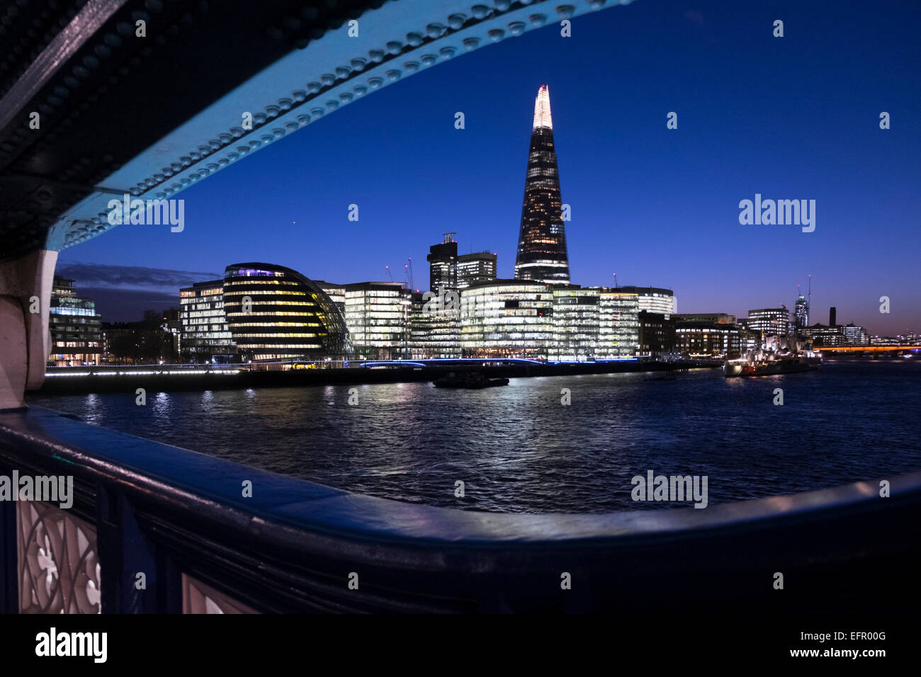 Un paesaggio urbano di Londra, Inghilterra, compresi i più lo sviluppo di Londra, visto dal Tower Bridge. Foto Stock