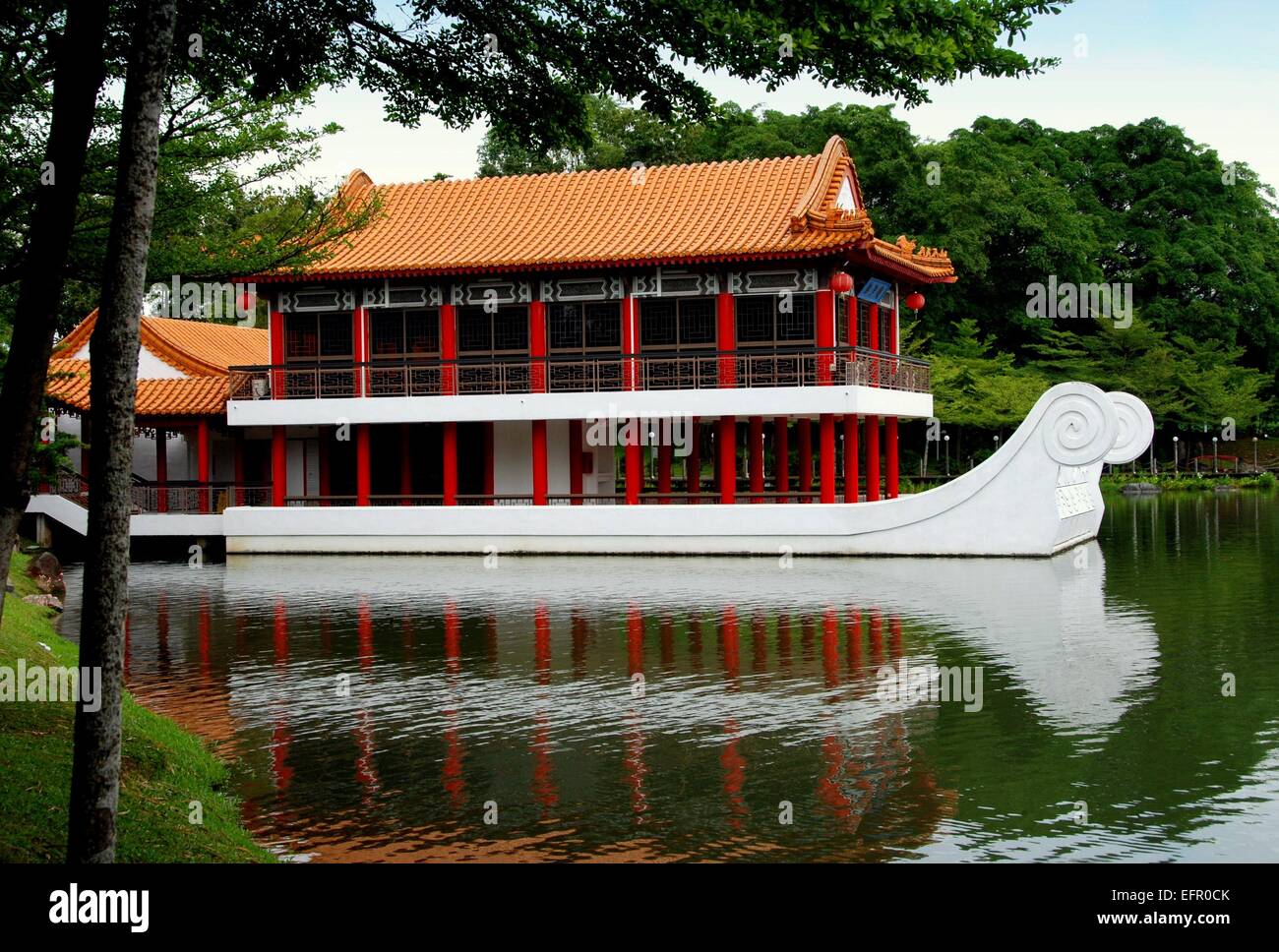 Singapore: Visualizzazione pavilion costruito sulla cima di un marmo bianco barca sulla laguna al classico giardino Cinese Foto Stock