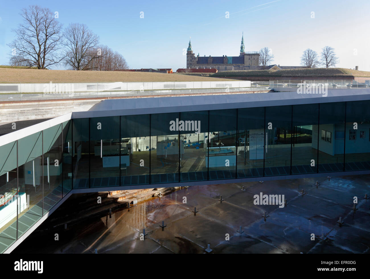 Museo Marittimo della Danimarca, M/S Museet per Søfart, Elsinore / Helsingør, Danimarca. L'architetto Bjarke Ingels Group BIG. Castello Kronborg in background Foto Stock