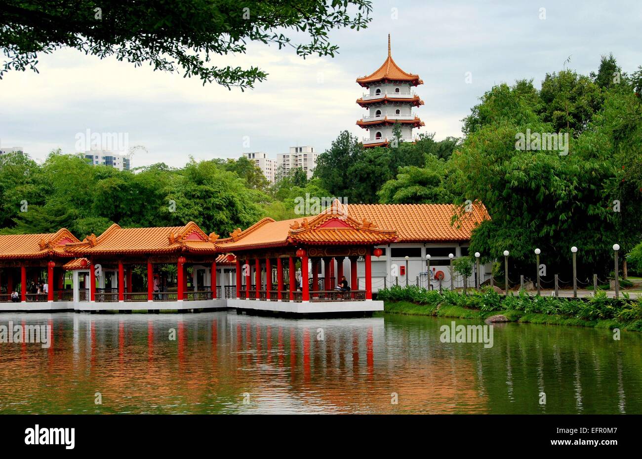 Singapore: grazioso lago padiglioni flottante e il grand pagoda al classico giardino Cinese Foto Stock