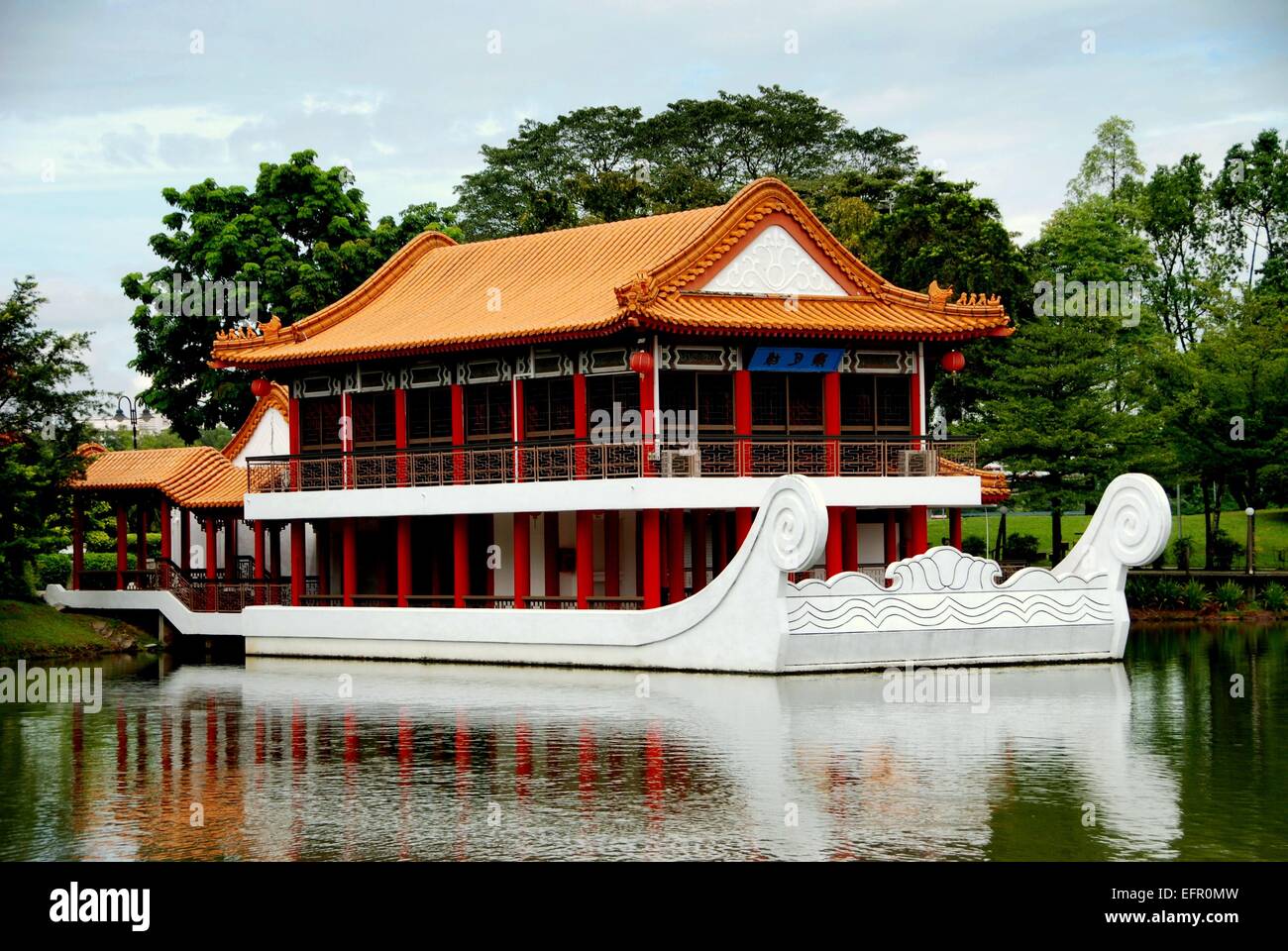 Singapore: un marmo bianco barca con due storia pavilion costruisce appositamente in cima al suo ponte sulla laguna al classico giardino Cinese Foto Stock