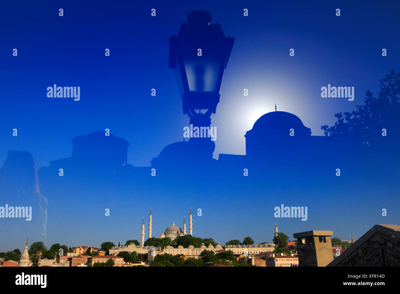 Cityscape riflessa nella finestra, Moschea Suleymaniye, Istanbul, Turchia Foto Stock