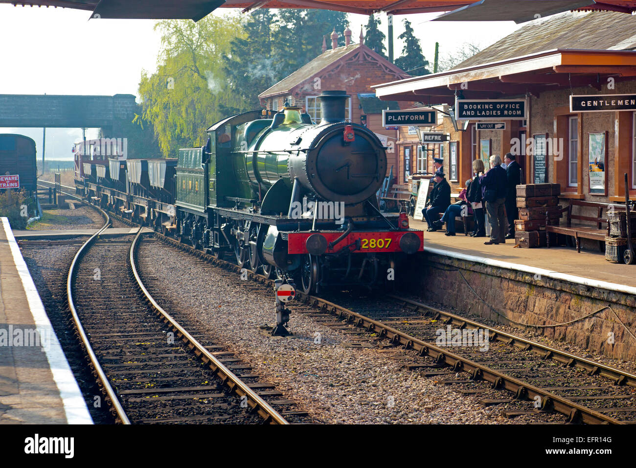 GWR Ex loco No.2807 arrivando alla stazione Williton con un breve treno merci, West Somerset Railway, England Regno Unito Foto Stock