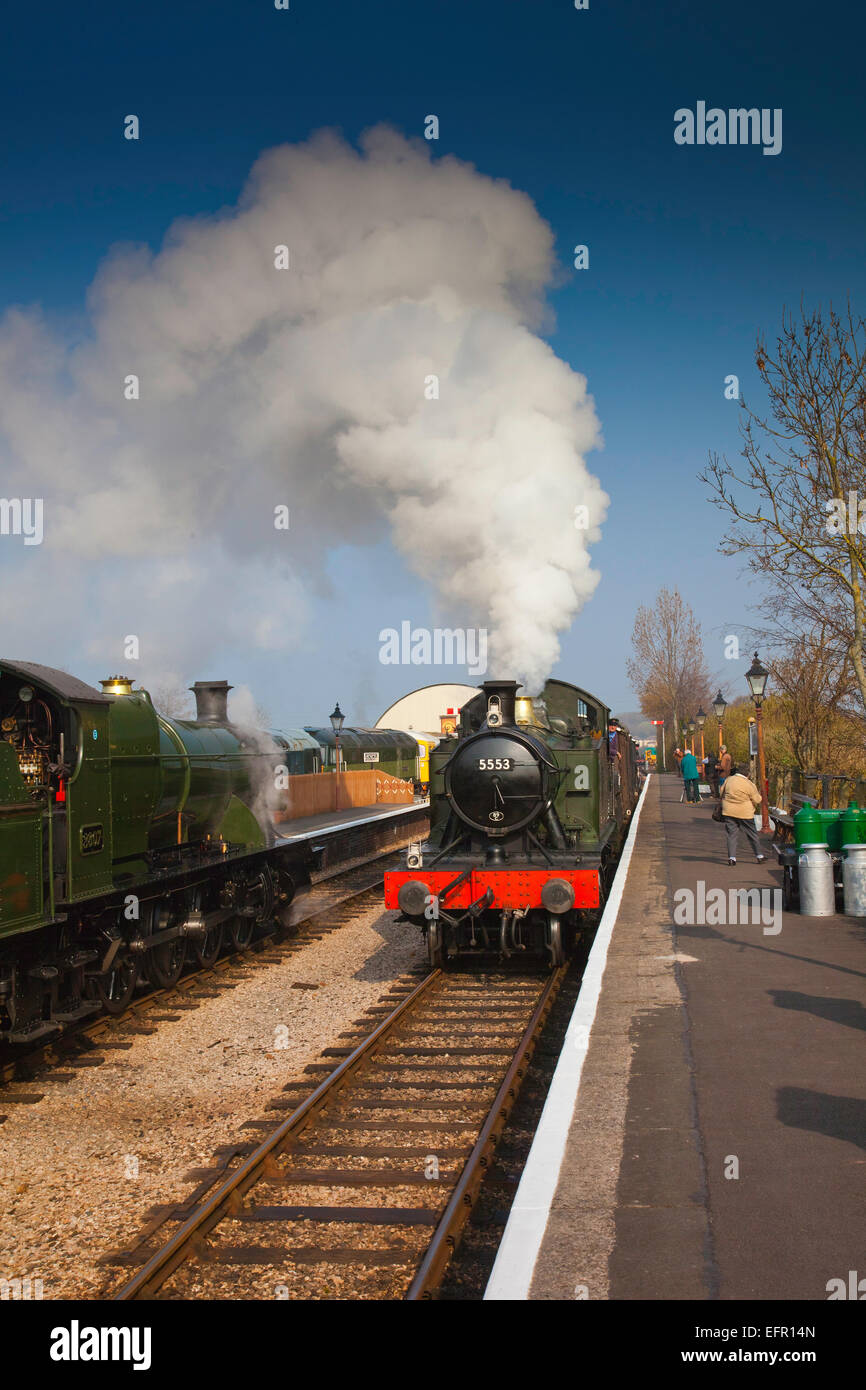 Due ex GWR loco No.2807 & 5553 pass alla stazione di Williton con treni merci, West Somerset Railway, England Regno Unito Foto Stock