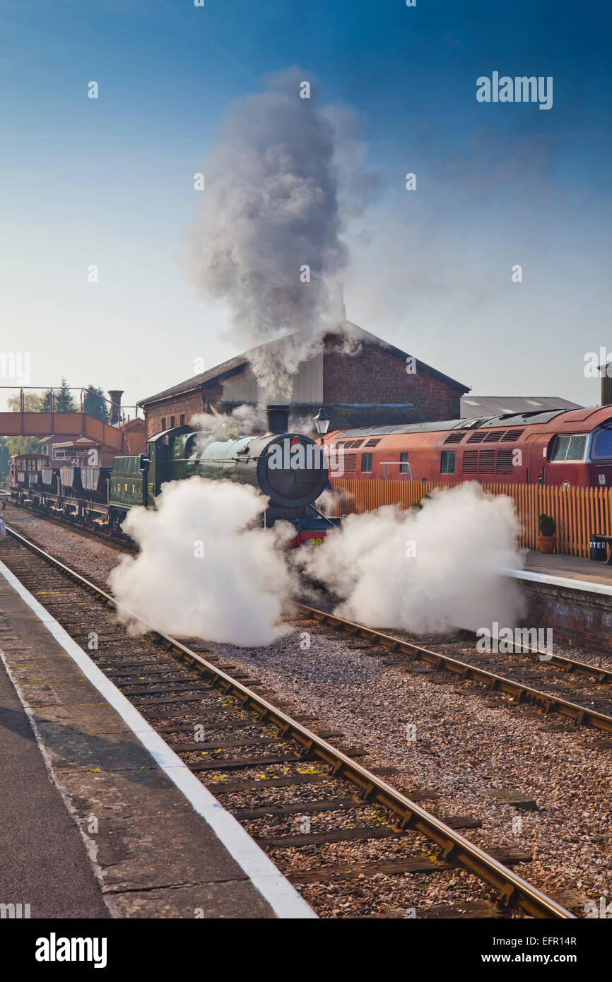 GWR Ex loco No.2807 lasciando Williton stazione con un breve treno merci, West Somerset Railway, England Regno Unito Foto Stock