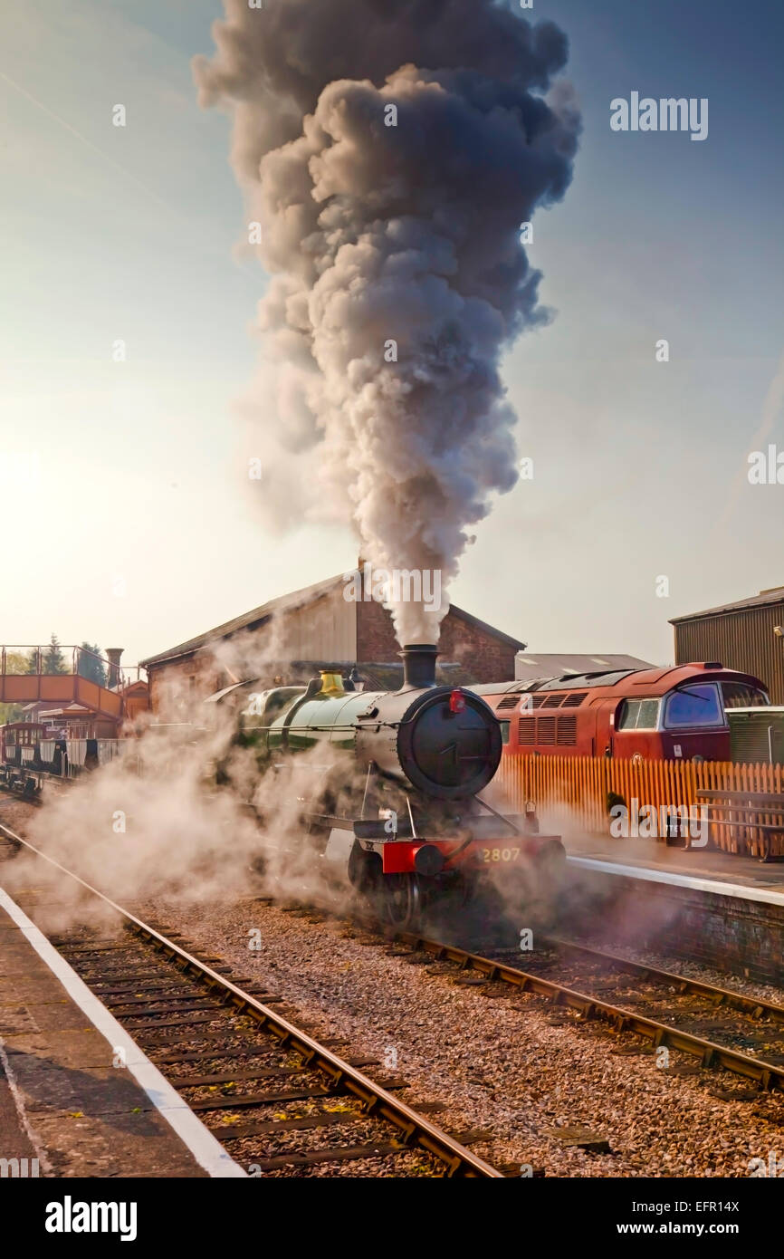 Ex GWR 2-8-0 No.2807 (dal 1905) rende un esplosivo iniziare dalla stazione Williton sulla West Somerset ferroviari con un breve freigh Foto Stock