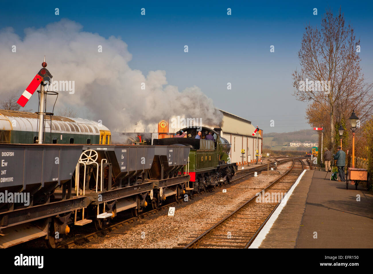 Ex GWR 2-8-0 No.2807 (dal 1905) lascia la stazione di Williton sulla West Somerset ferroviari con un breve treno merci. Foto Stock