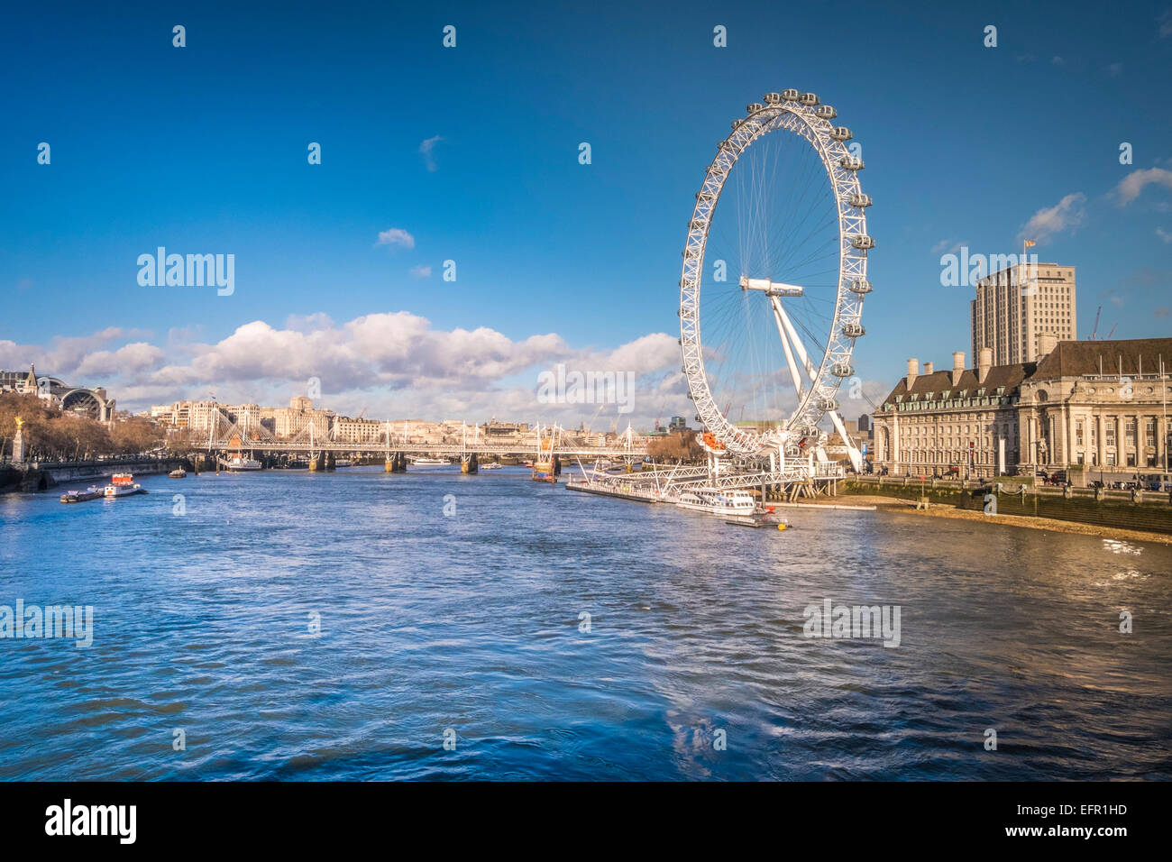 Il London Eye, una gigantesca ruota panoramica sulla riva sud del fiume Tamigi a Londra. Noto anche come il Millennium Wheel. Foto Stock