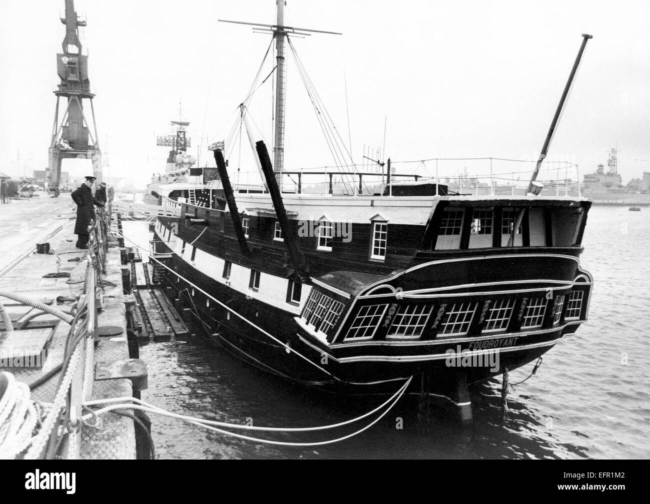 AJAXNETPHOTO. - 9° nov, 1969. PORTSMOUTH, Inghilterra. - Parete in legno ormeggiata- T.S. FOUDROYANT (EX TRINCOMALEE) sottoposti a riparazioni sulla parete nord JETTY nella base navale. foto:JONATHAN EASTLAND/AJAX REF:356956 20a Foto Stock