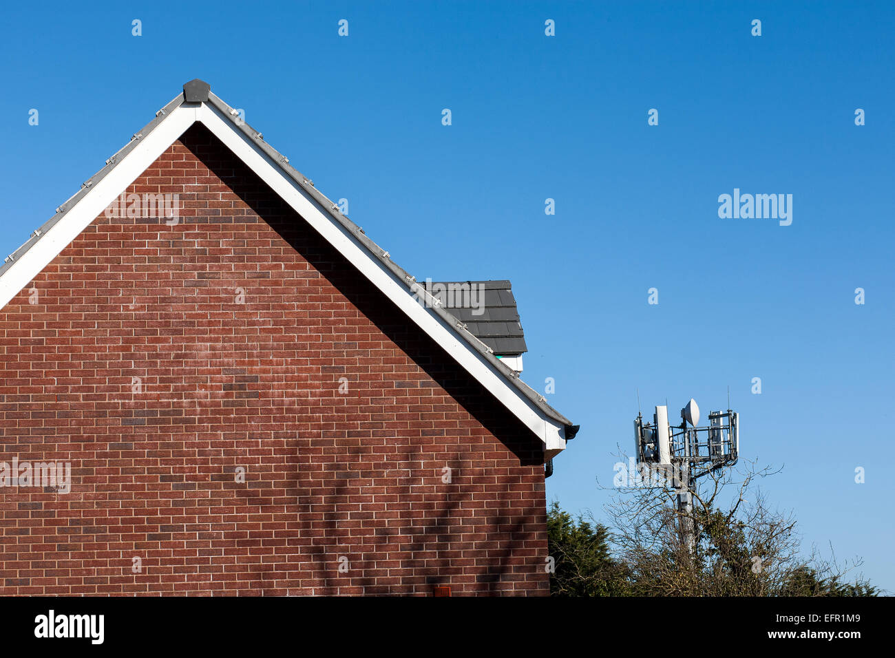 Montante di radio vicino lo sviluppo di alloggiamento,ondata, elettromagnetico, radio, montante, polo, telefono, antenna, telefoni cellulari, um-ts, malattia, wi Foto Stock