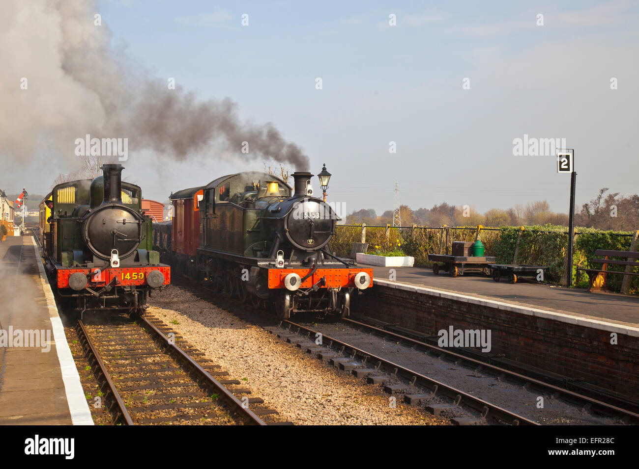 Due ex GWR loco No.1450 & 5553 pass alla stazione di Williton sulla West Somerset Railway, England Regno Unito Foto Stock