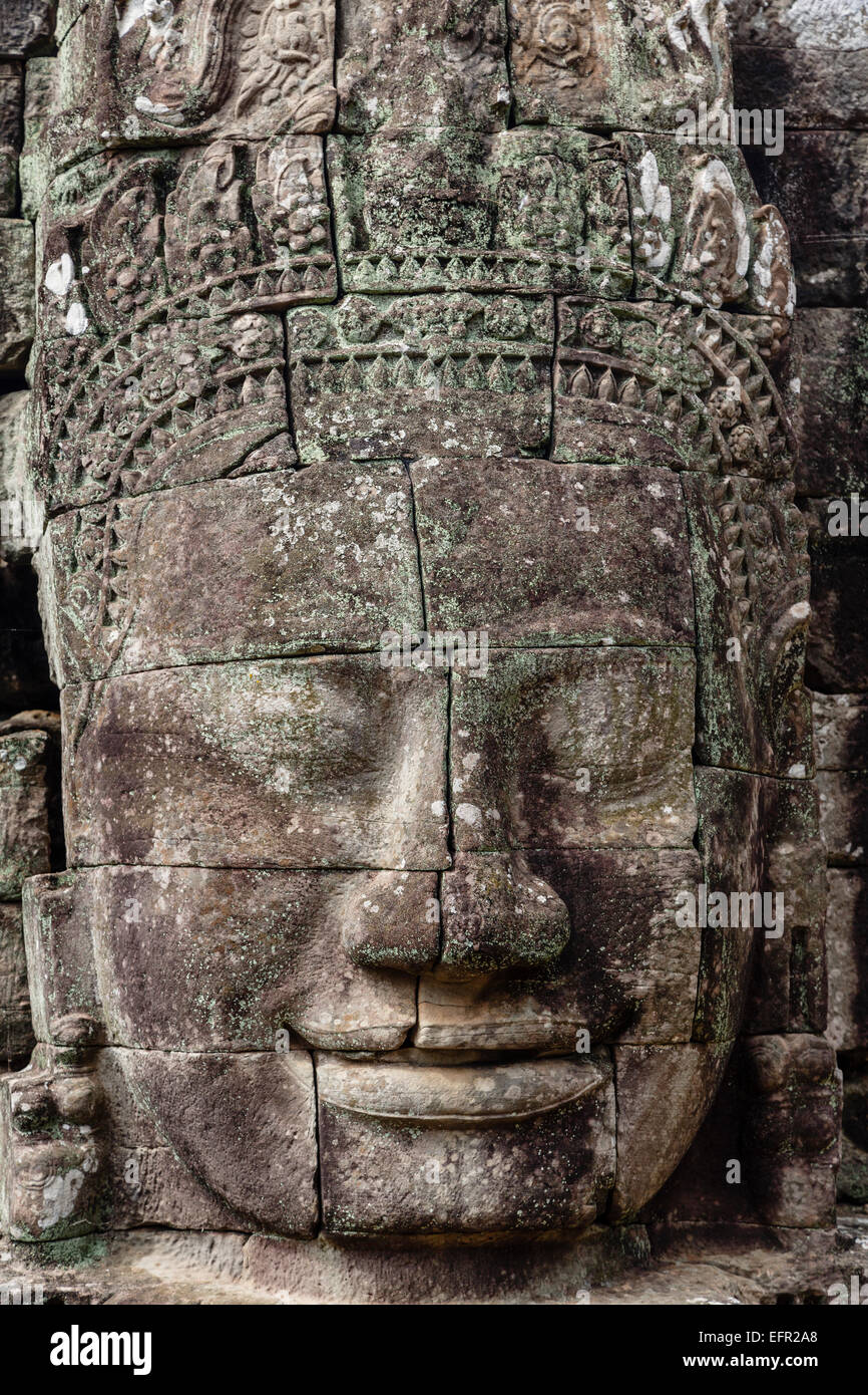 Faccia di Buddha scolpita nella pietra presso il tempio Bayon, Angkor Thom, Angkor, Cambogia. Foto Stock
