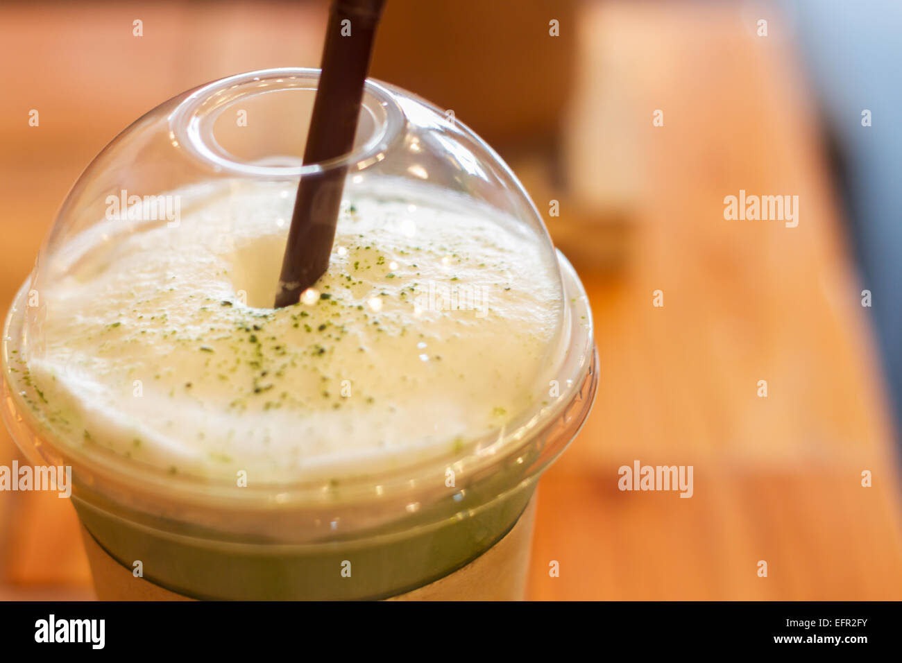 Iced green tea latte con schiuma di latte, stock photo Foto Stock