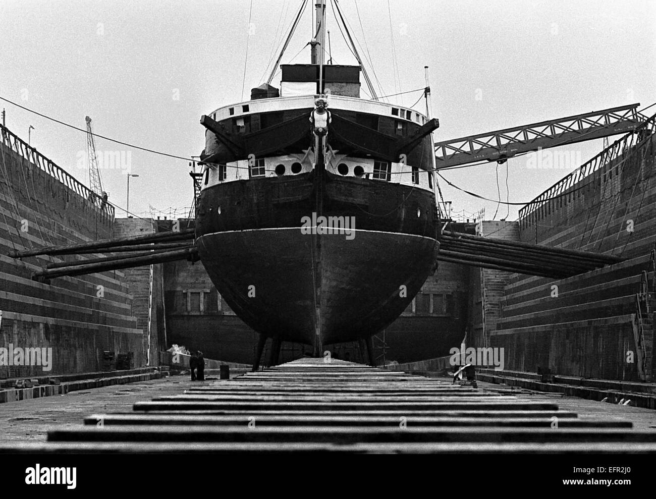 AJAXNETPHOTO. - 16 febbraio, 1972. SOUTHAMPTON, Inghilterra. - Parete in legno riattaccare - T.S. FOUDROYANT (EX TRINCOMALEE) sottoposti a riparazioni in NR. 5 Bacino di carenaggio. Foto:JONATHAN EASTLAND/AJAX REF:357207 16 1 Foto Stock