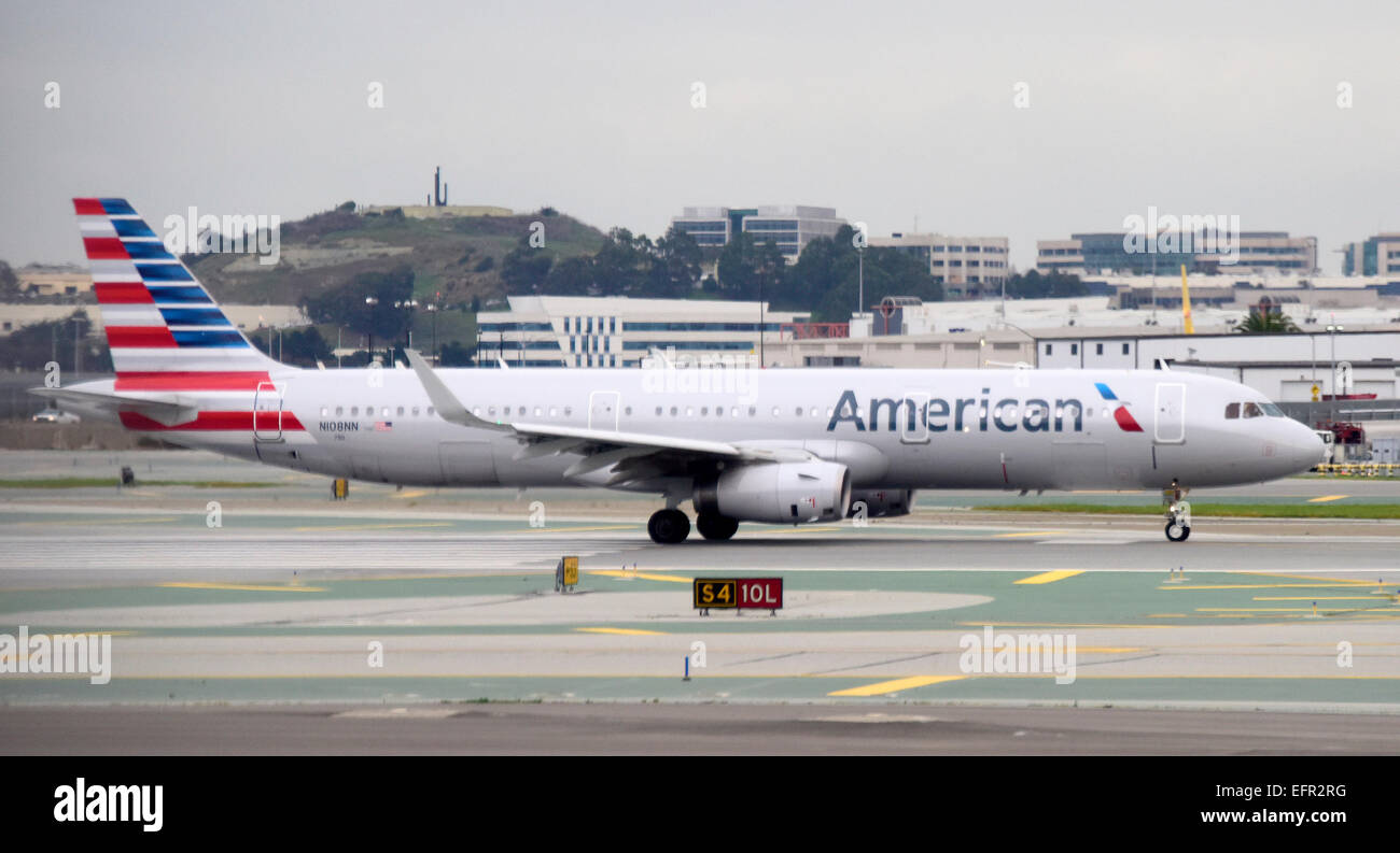 Un American Airlines Boeing 757 aeroplano poggia su asfalto a San Francisco Aeroporto Internazionale di San Francisco, California, attende il suo turno per prendere-off giovedì 5 febbraio 2015. Credito: Ron Sachs / CNP / dpa - nessun filo SERVICE - Foto Stock