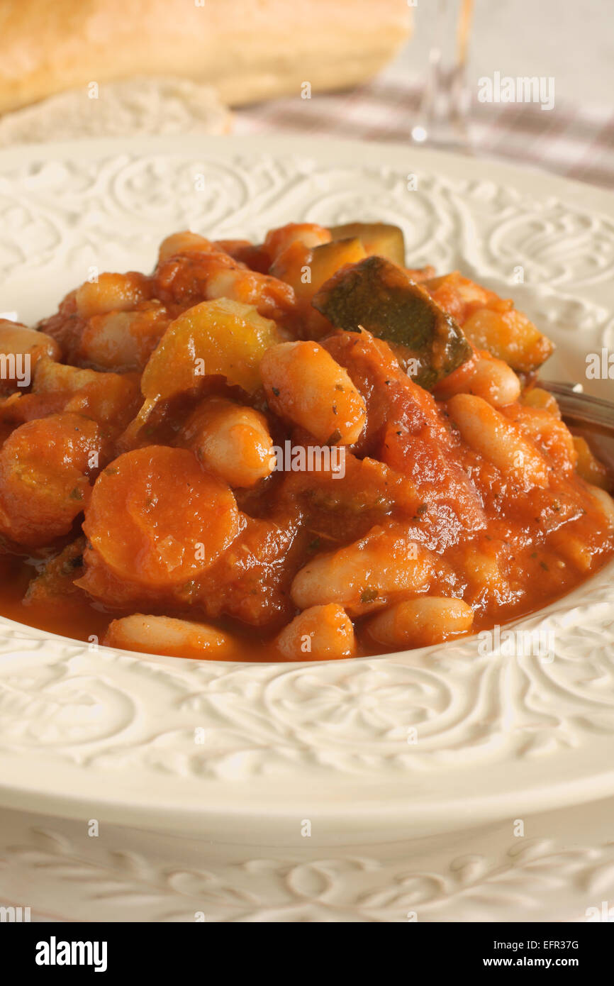 Toscana zuppa di fagioli fatta con fagioli cannellini, zucchine e pomodori Foto Stock