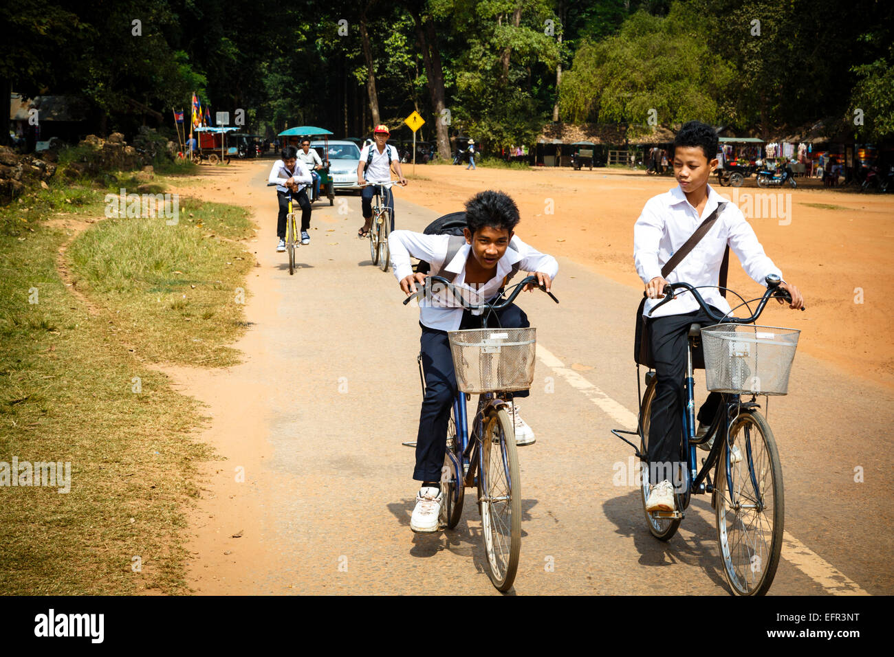 Bambini equitazione biciclette, Siem Reap, Cambogia. Foto Stock