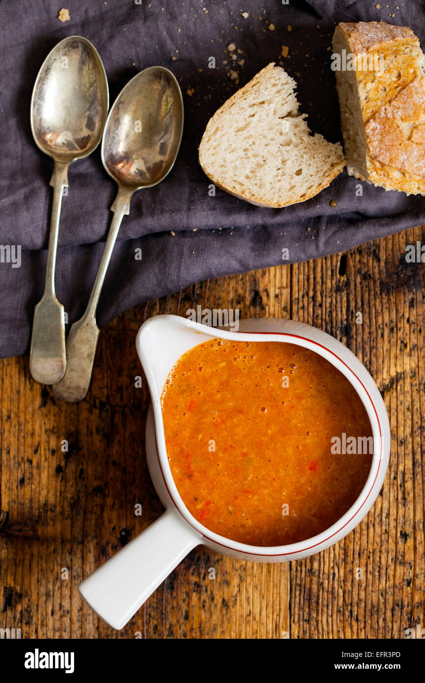 Arrosto di pepe e minestra di pomodoro Foto Stock