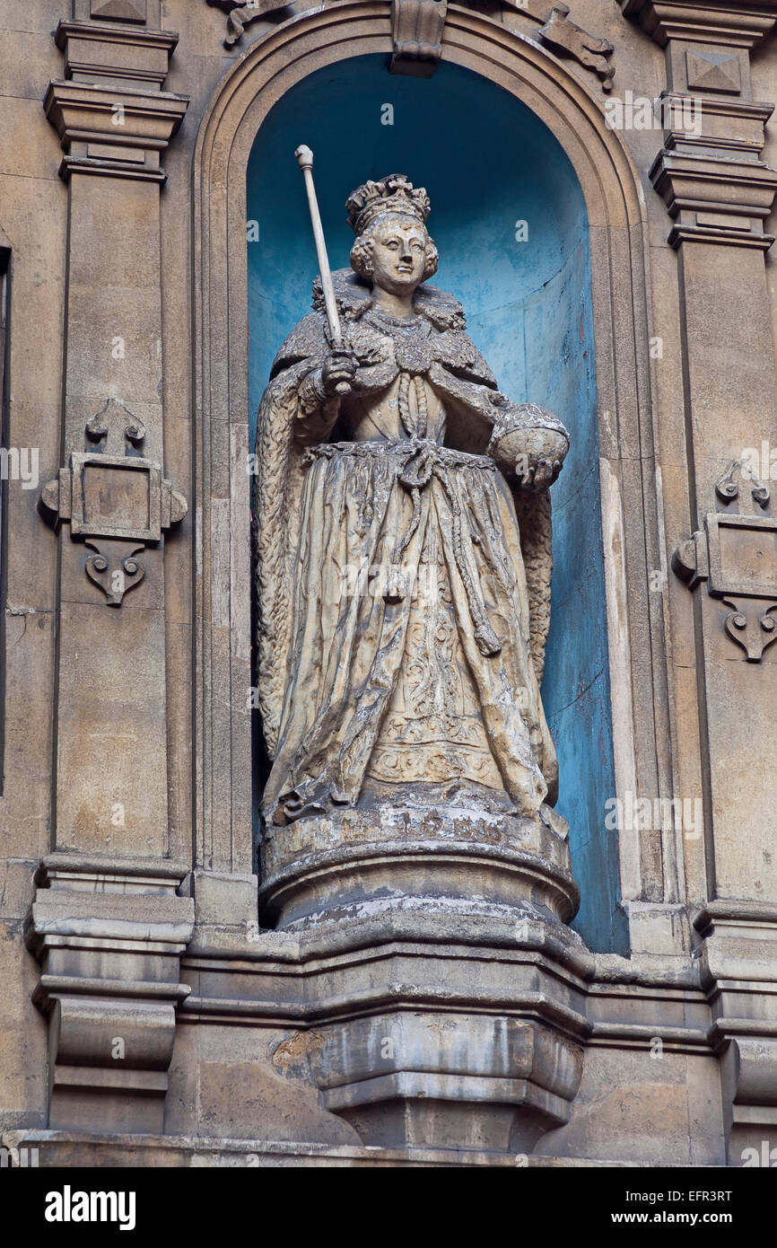 Città di Londra una statua della regina Elisabetta 1 presso il St Dunstan-in-the-West in Fleet Street, datata 1586, preso dalla vecchia Ludgate Foto Stock