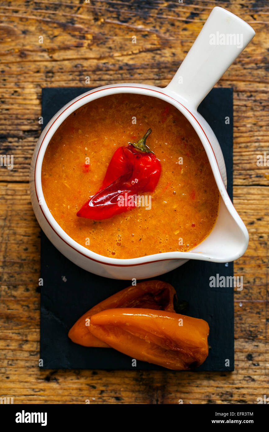 Arrosto di pepe e minestra di pomodoro Foto Stock