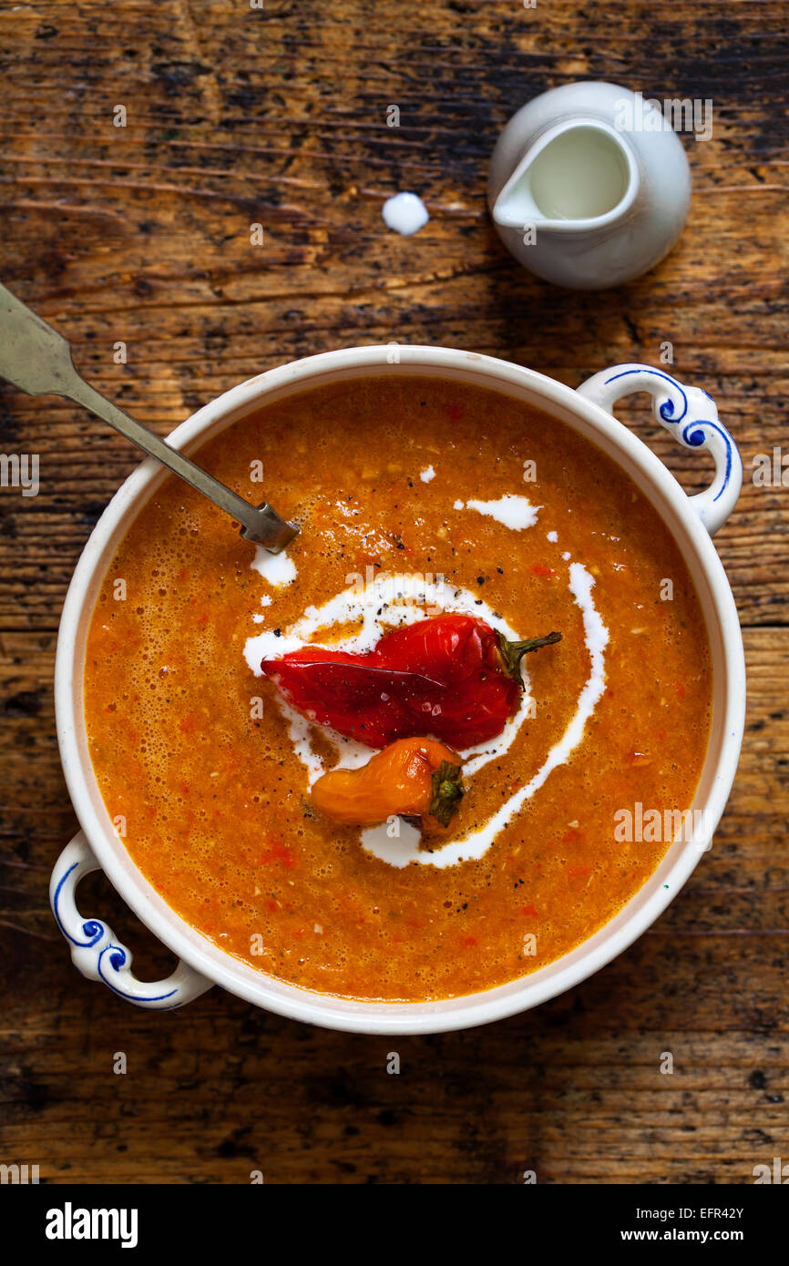 Arrosto di pepe e minestra di pomodoro Foto Stock
