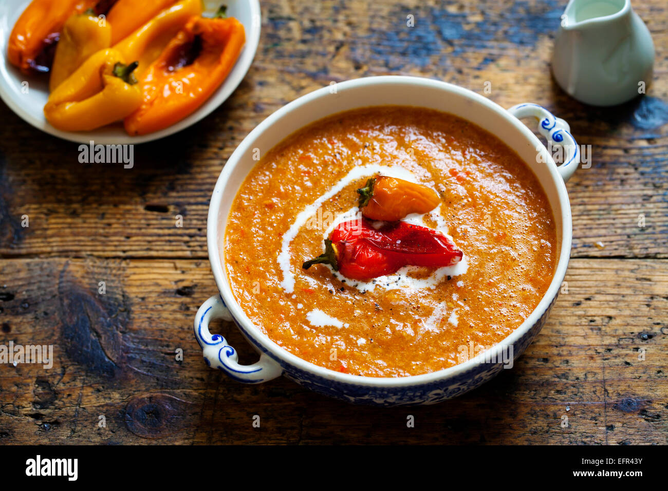 Arrosto di pepe e minestra di pomodoro Foto Stock