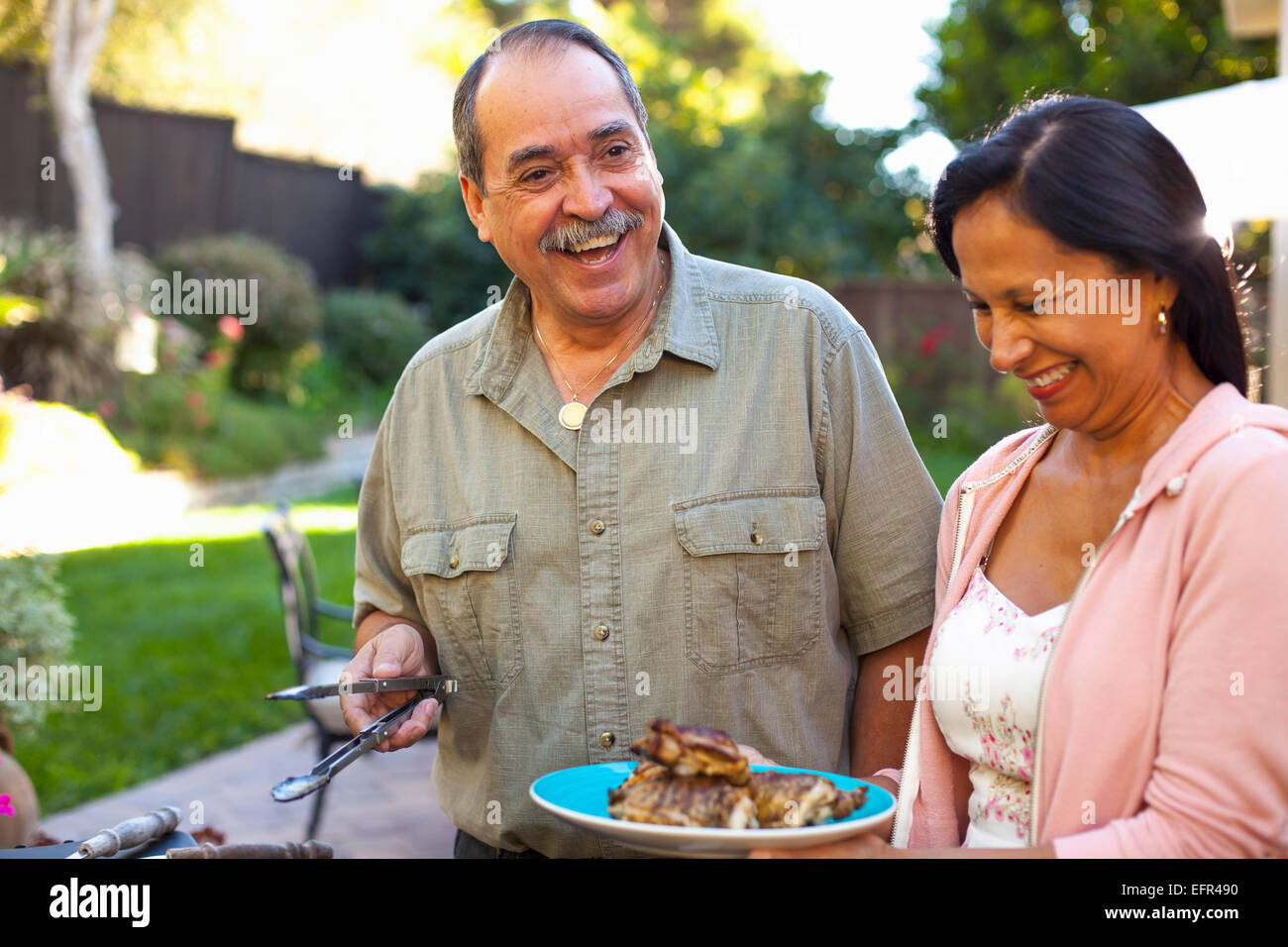 Il marito e la moglie a un barbecue in giardino Foto Stock